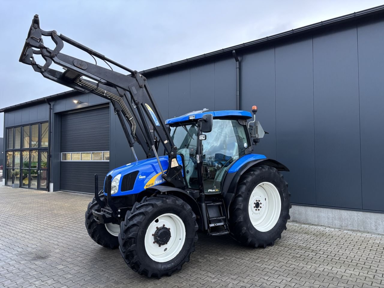 Traktor of the type New Holland T6010, Gebrauchtmaschine in Daarle (Picture 2)