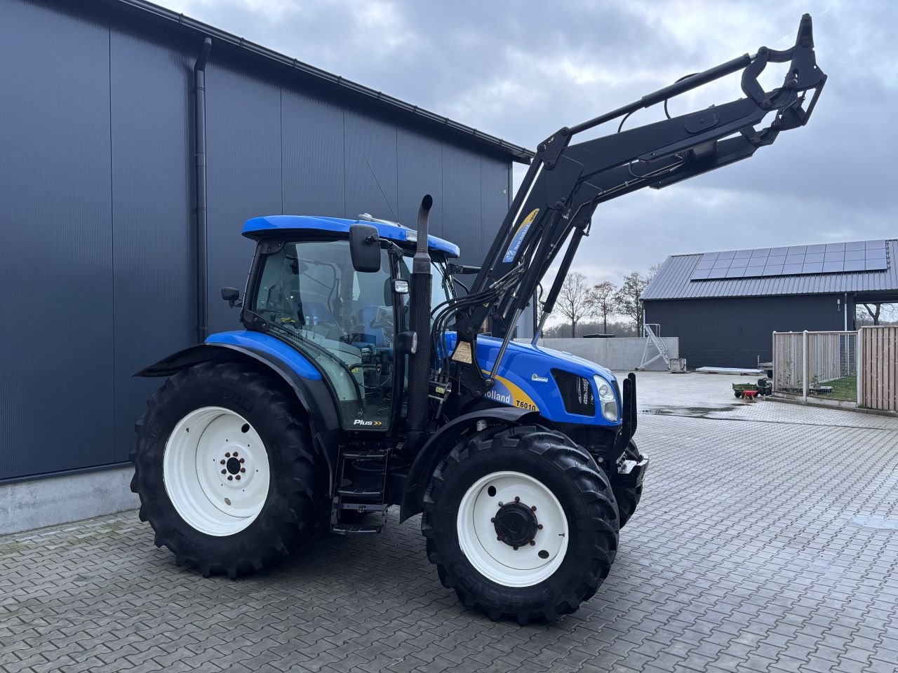 Traktor of the type New Holland T6010, Gebrauchtmaschine in Daarle (Picture 4)