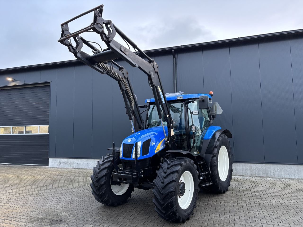 Traktor of the type New Holland T6010, Gebrauchtmaschine in Daarle (Picture 1)