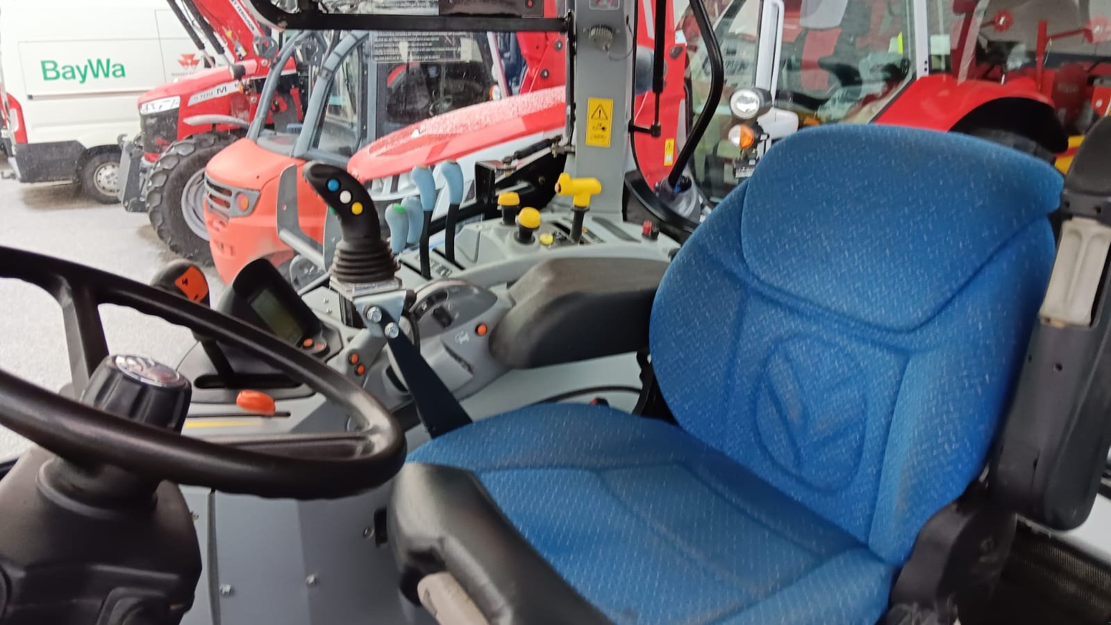 Traktor des Typs New Holland T6020 Elite, Gebrauchtmaschine in Pfarrkirchen (Bild 12)