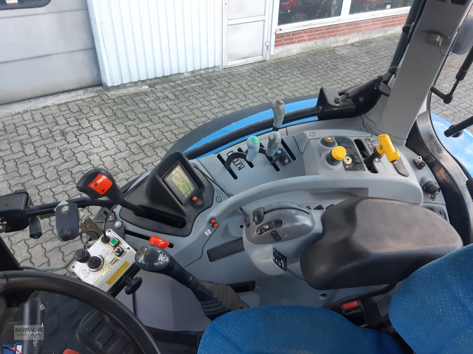 Traktor du type New Holland T6020, Gebrauchtmaschine en Oldenburg in Holstein (Photo 3)