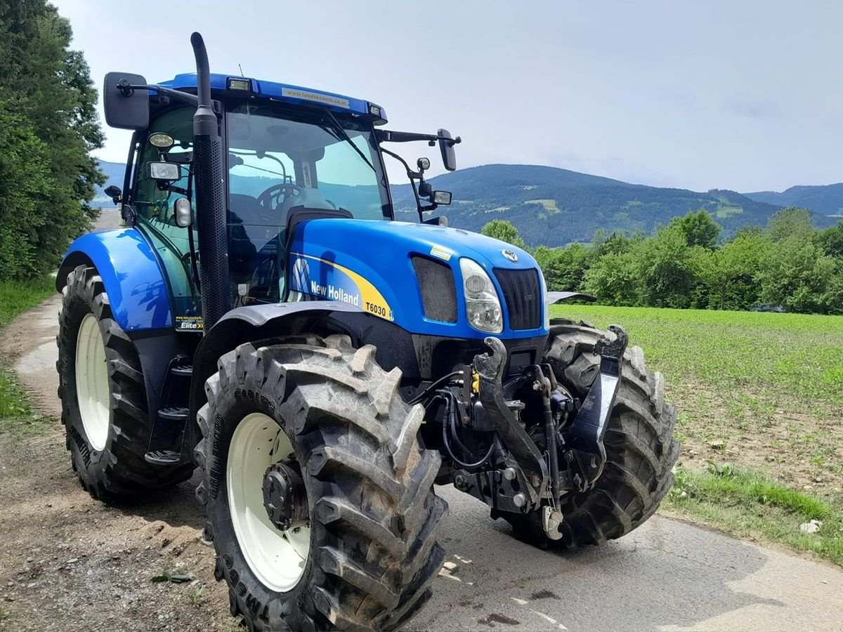 Traktor des Typs New Holland T6030 Elite, Gebrauchtmaschine in Burgkirchen (Bild 2)