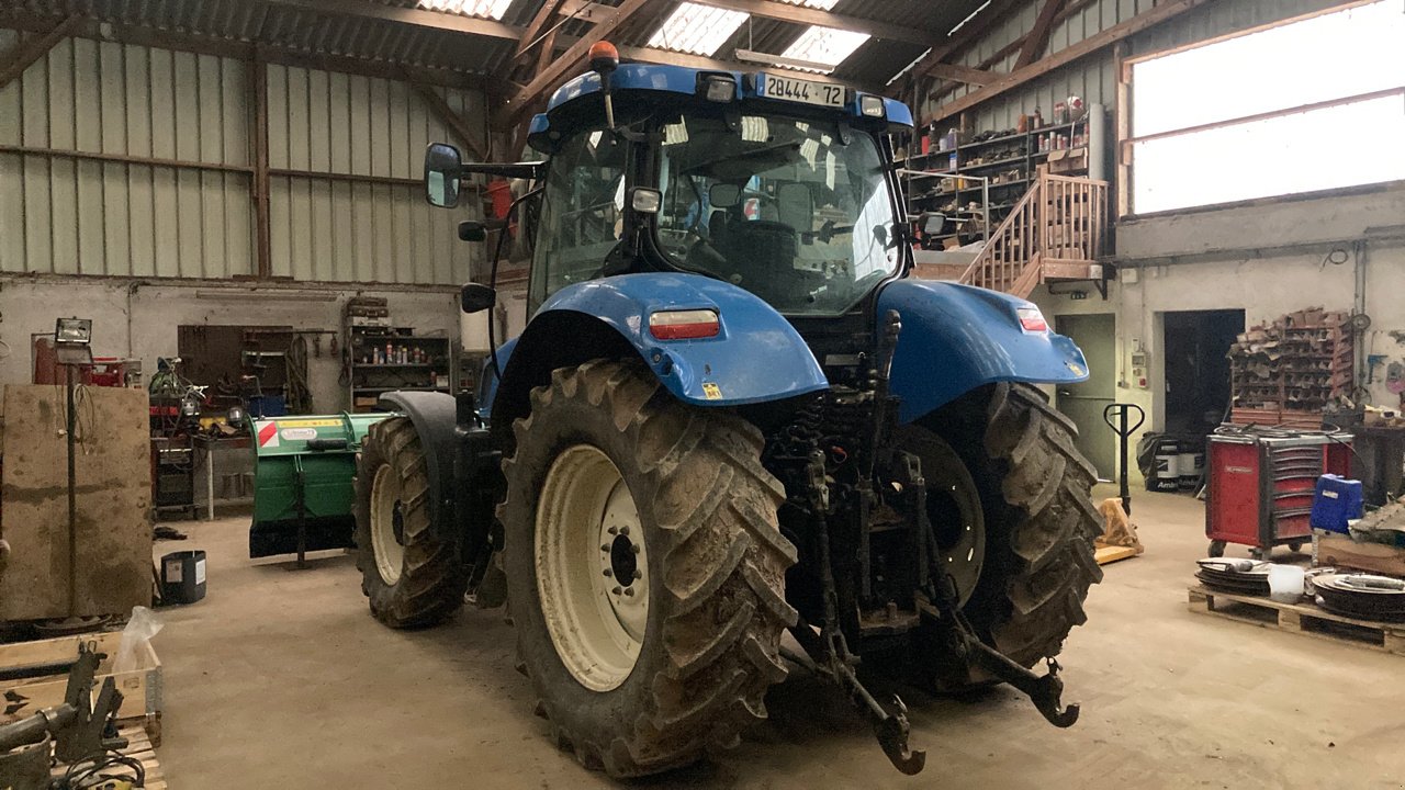 Traktor van het type New Holland T6030, Gebrauchtmaschine in CORMENON (Foto 4)