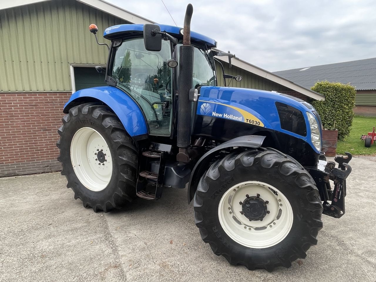 Traktor du type New Holland T6030, Gebrauchtmaschine en Nieuw Roden (Photo 7)