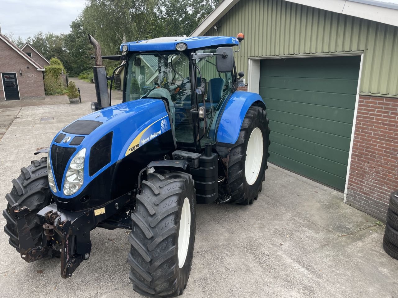 Traktor du type New Holland T6030, Gebrauchtmaschine en Nieuw Roden (Photo 4)