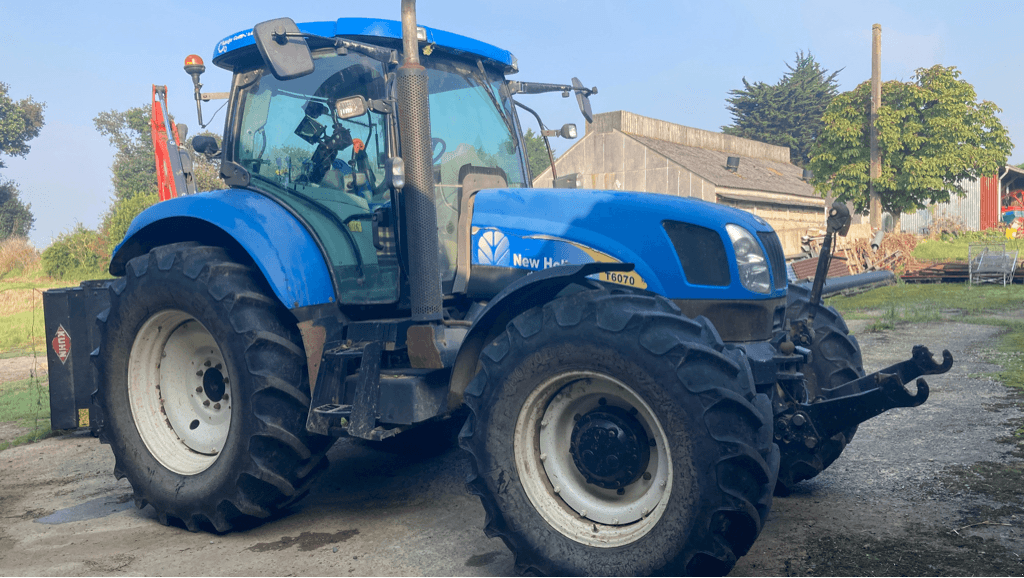 Traktor of the type New Holland T6070 RANGE COMMAND, Gebrauchtmaschine in TREMEUR (Picture 1)