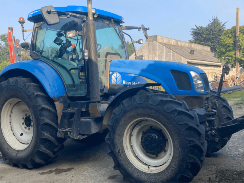 Traktor of the type New Holland T6070 RANGE COMMAND, Gebrauchtmaschine in TREMEUR