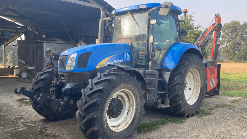 Traktor du type New Holland T6070 RANGE COMMAND, Gebrauchtmaschine en TREMEUR (Photo 2)