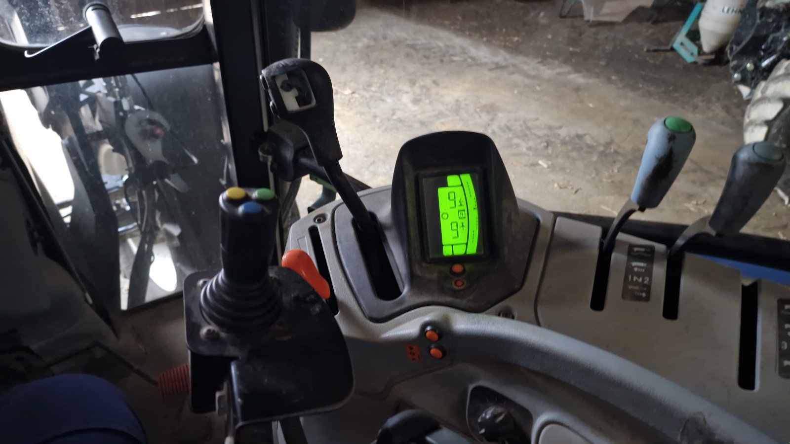 Traktor Türe ait New Holland T6070, Gebrauchtmaschine içinde Neresheim (resim 3)