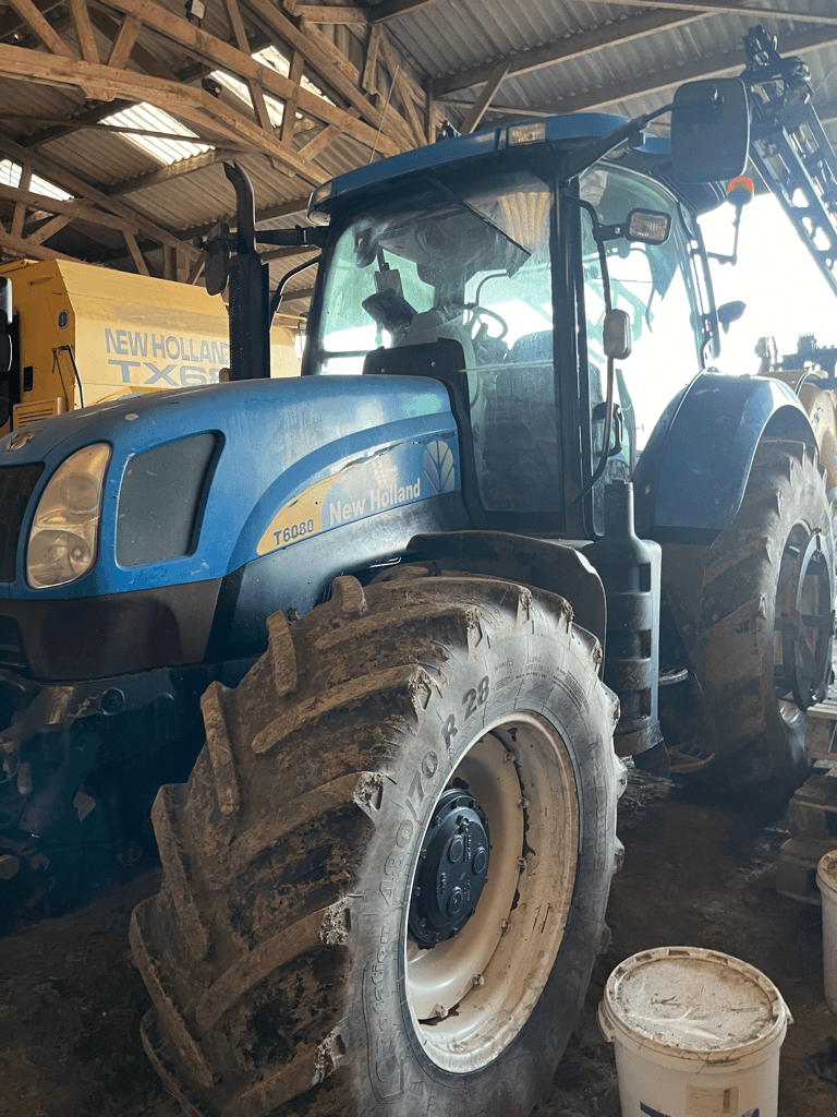 Traktor от тип New Holland T6080 RANGE COMMAND, Gebrauchtmaschine в CONDE SUR VIRE (Снимка 1)