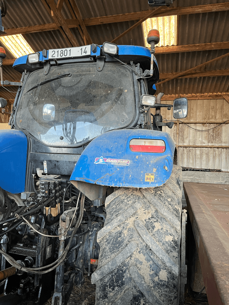 Traktor от тип New Holland T6080 RANGE COMMAND, Gebrauchtmaschine в CONDE SUR VIRE (Снимка 2)