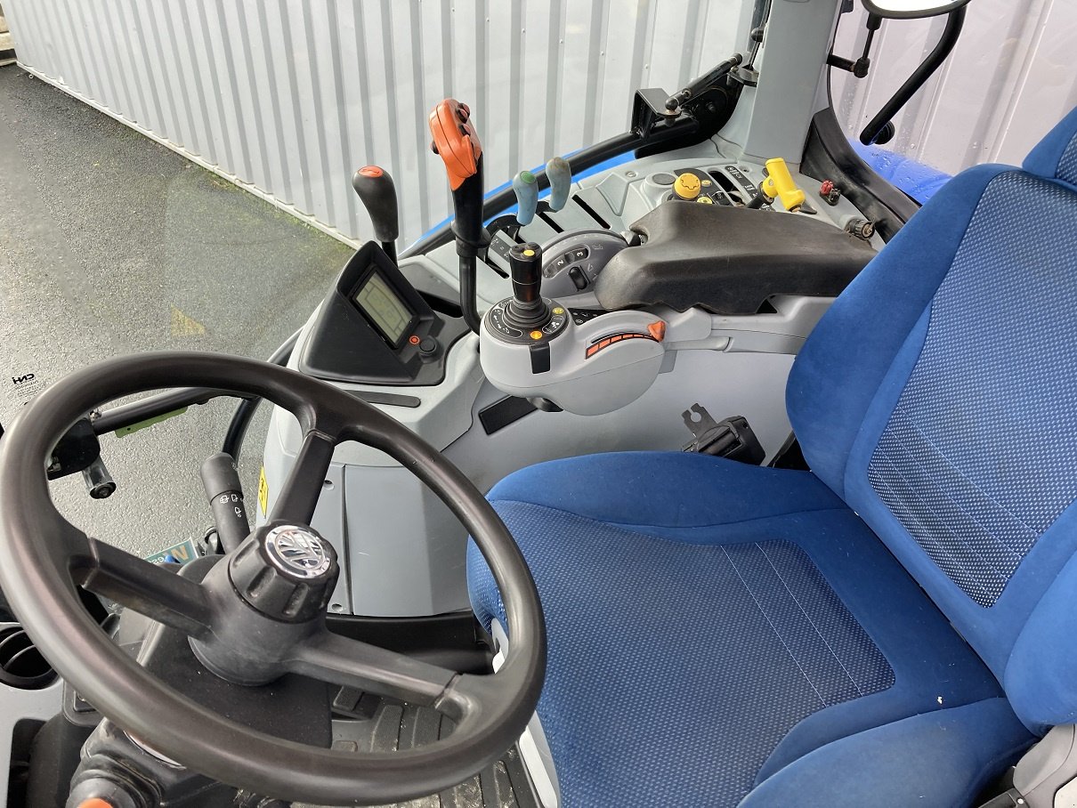 Traktor van het type New Holland T6.125 ELECTROCOMMAND T4B, Gebrauchtmaschine in TREMEUR (Foto 10)