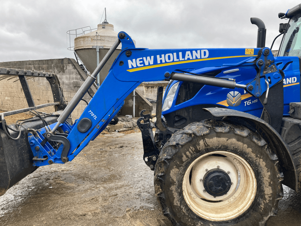 Traktor of the type New Holland T6.145 DYNAMIC COMMAND, Gebrauchtmaschine in CONDE SUR VIRE (Picture 3)