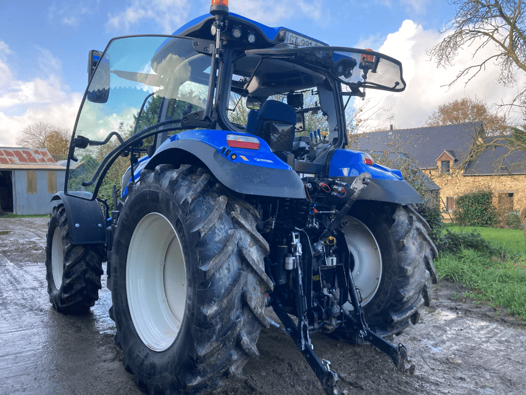 Traktor van het type New Holland T6.145 DYNAMIC COMMAND, Gebrauchtmaschine in TREMEUR (Foto 4)