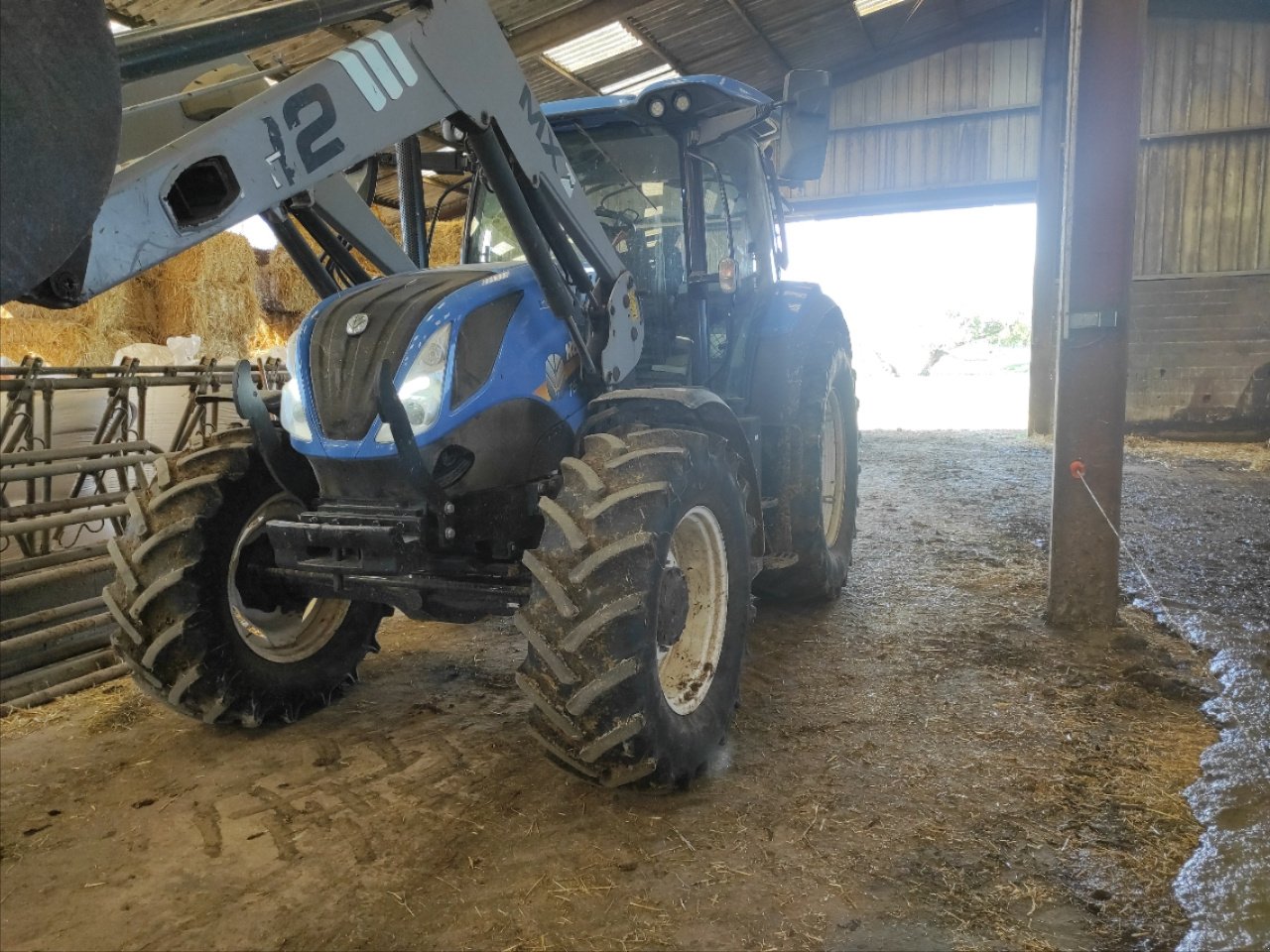 Traktor van het type New Holland T6.145 EC, Gebrauchtmaschine in LIMEY-REMENAUVILLE (Foto 1)