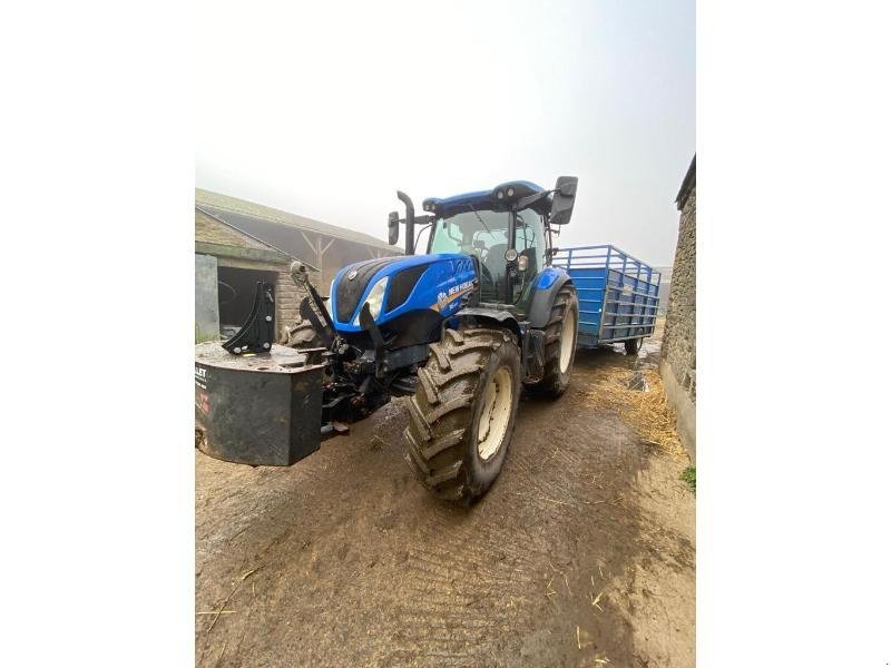 Traktor of the type New Holland T6155, Gebrauchtmaschine in PLUMELEC (Picture 1)