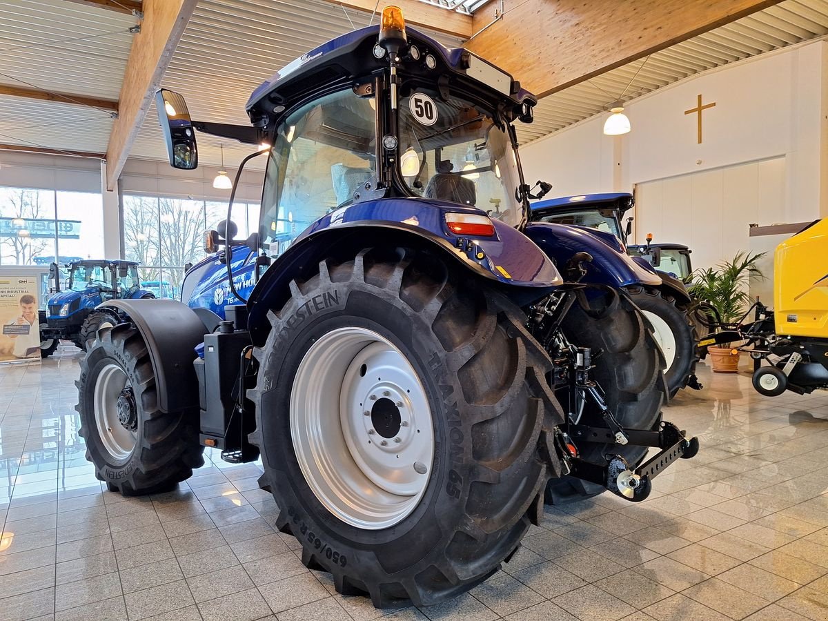 Traktor van het type New Holland T6.180 Auto Command SideWinder II (Stage V), Neumaschine in Burgkirchen (Foto 4)