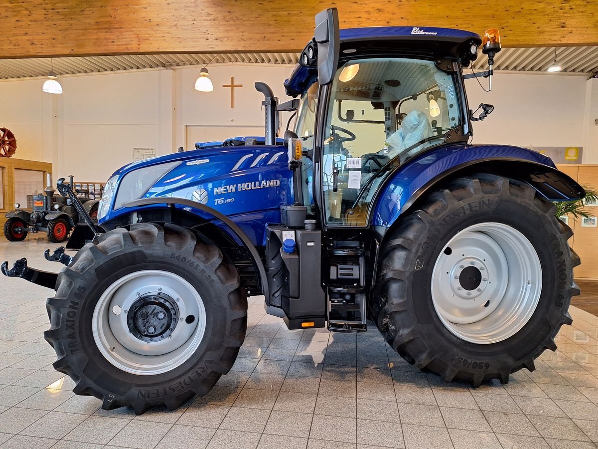 Traktor van het type New Holland T6.180 Auto Command SideWinder II (Stage V), Neumaschine in Burgkirchen (Foto 2)