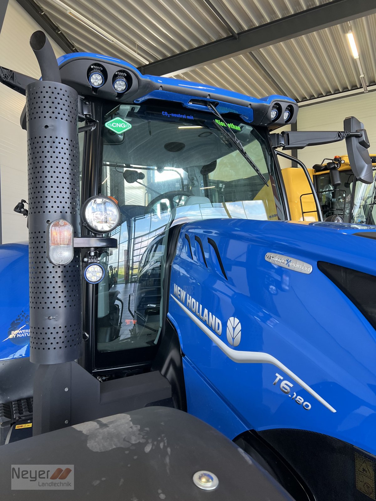 Traktor Türe ait New Holland T6.180 Methane Power, Neumaschine içinde Bad Waldsee Mennisweiler (resim 5)