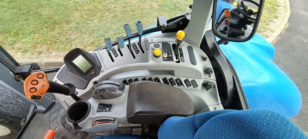 Traktor typu New Holland T7 030, Gebrauchtmaschine w NEUVILLE AUX BOIS (Zdjęcie 9)