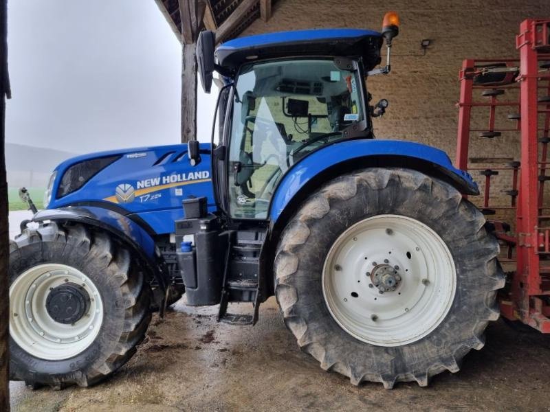 Traktor of the type New Holland T7-225, Gebrauchtmaschine in CHAUMONT (Picture 1)