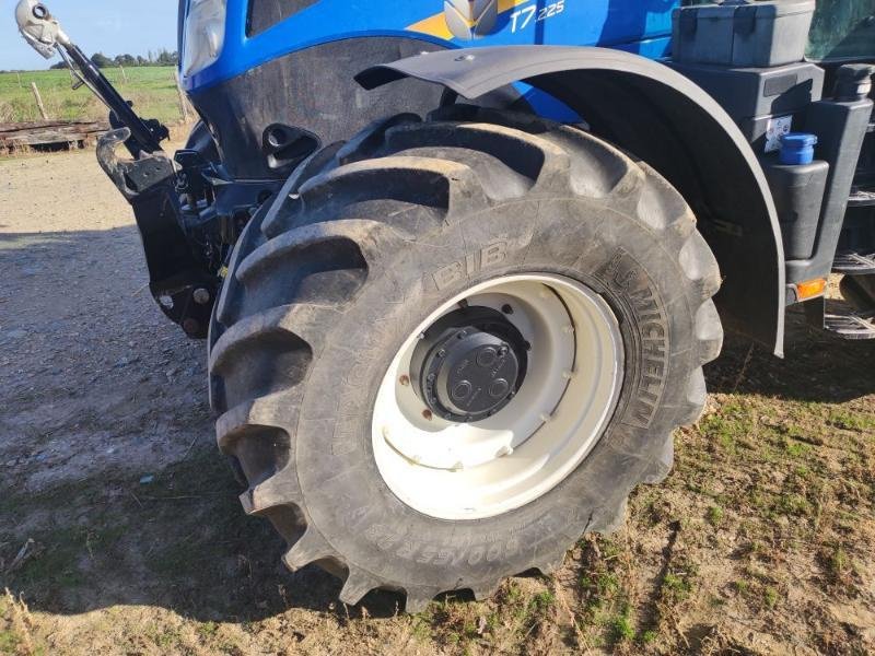 Traktor typu New Holland T7-225AC, Gebrauchtmaschine w ANTIGNY (Zdjęcie 4)