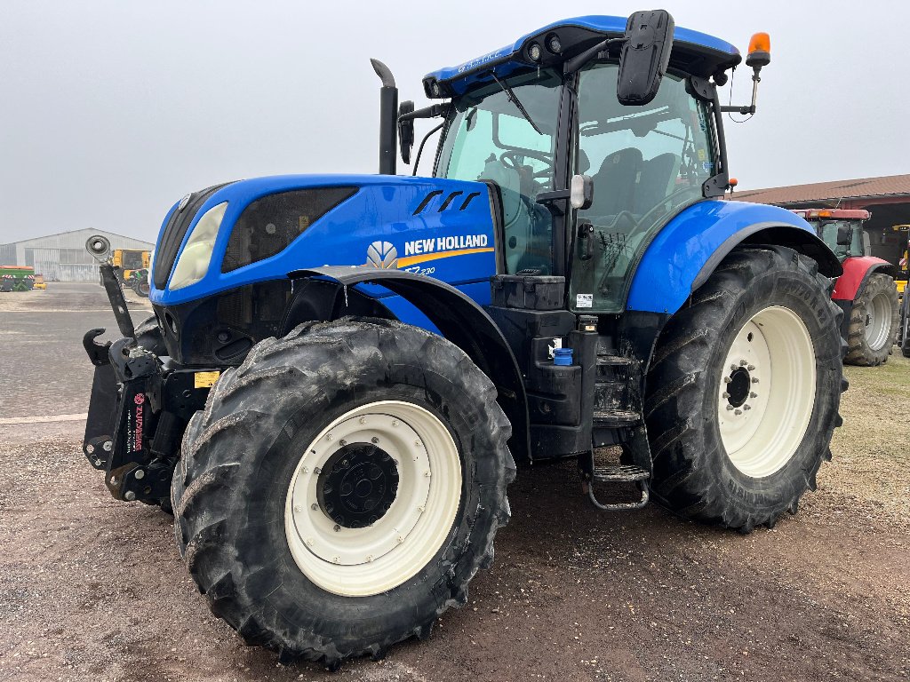 Traktor van het type New Holland T7 230, Gebrauchtmaschine in VERT TOULON (Foto 1)