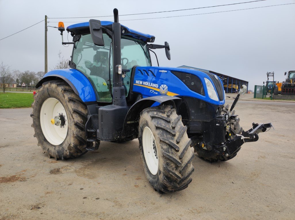 Traktor of the type New Holland T7 245 AC, Gebrauchtmaschine in Noyen sur Sarthe (Picture 3)