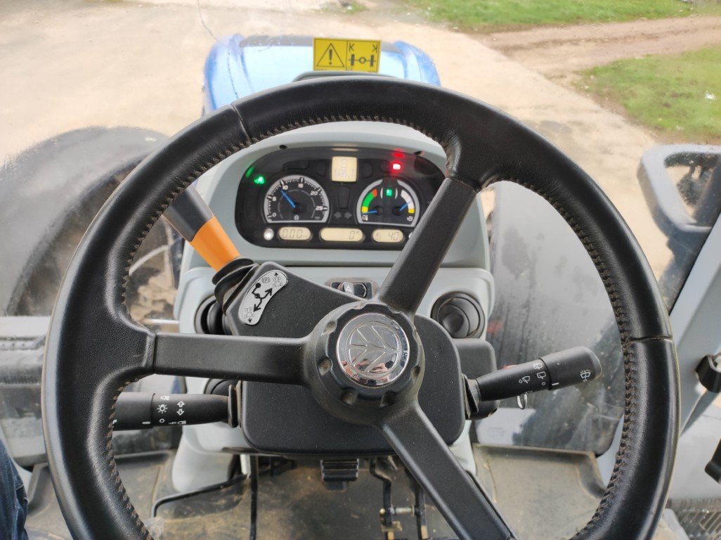 Traktor of the type New Holland T7 245 AC, Gebrauchtmaschine in Noyen sur Sarthe (Picture 11)