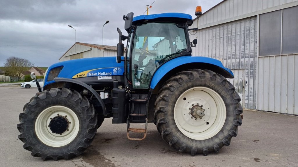 Traktor of the type New Holland T7030 6.7L, Gebrauchtmaschine in VERT TOULON (Picture 3)