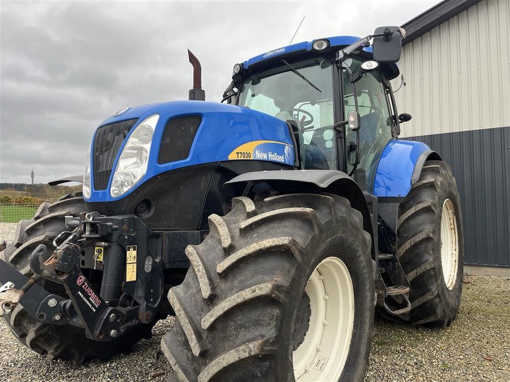 Traktor du type New Holland T7030 Meget lavt timetal, Gebrauchtmaschine en Vejle (Photo 1)