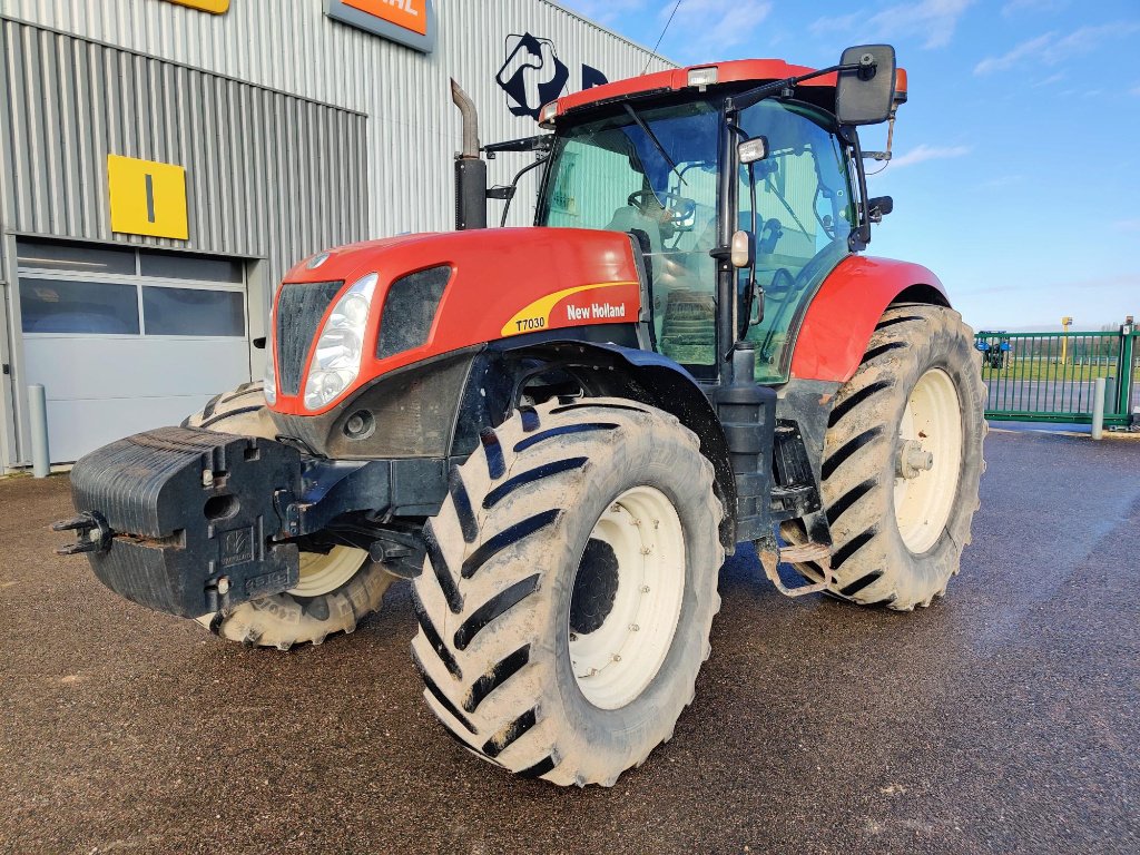 Traktor van het type New Holland T7030 PC Classique, Gebrauchtmaschine in VERT TOULON (Foto 1)