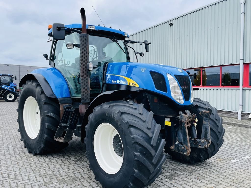 Traktor des Typs New Holland T7030 PC, Gebrauchtmaschine in BOEKEL (Bild 4)