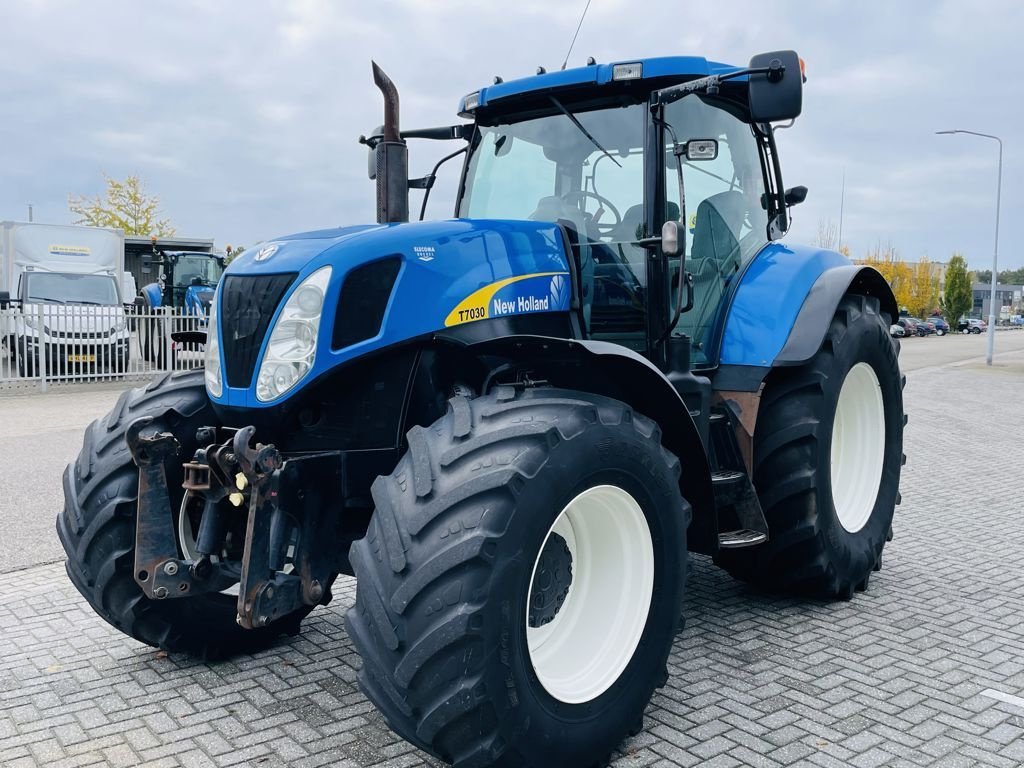 Traktor des Typs New Holland T7030 PC, Gebrauchtmaschine in BOEKEL (Bild 2)