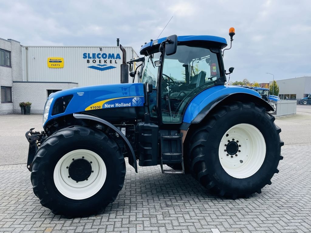 Traktor des Typs New Holland T7030 PC, Gebrauchtmaschine in BOEKEL (Bild 1)