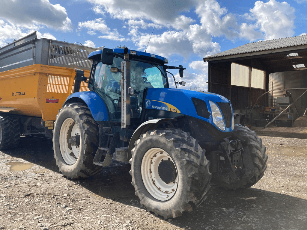 Traktor of the type New Holland T7030 POWER COMMAND, Gebrauchtmaschine in CONDE SUR VIRE (Picture 2)