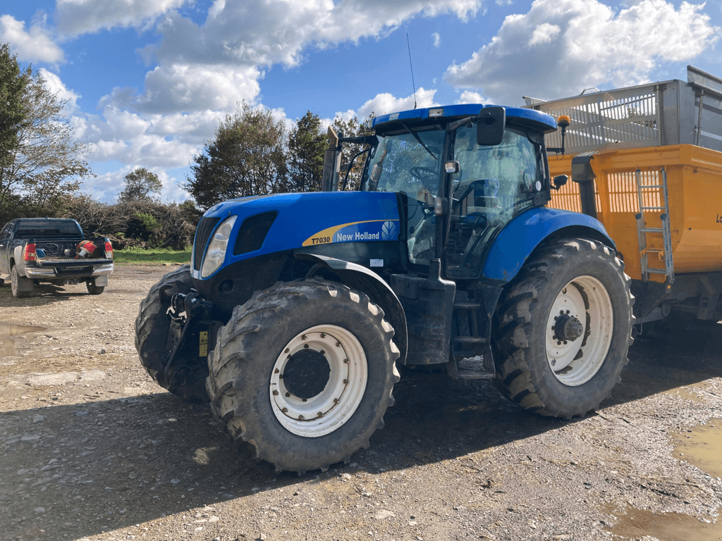 Traktor des Typs New Holland T7030 POWER COMMAND, Gebrauchtmaschine in CONDE SUR VIRE (Bild 1)