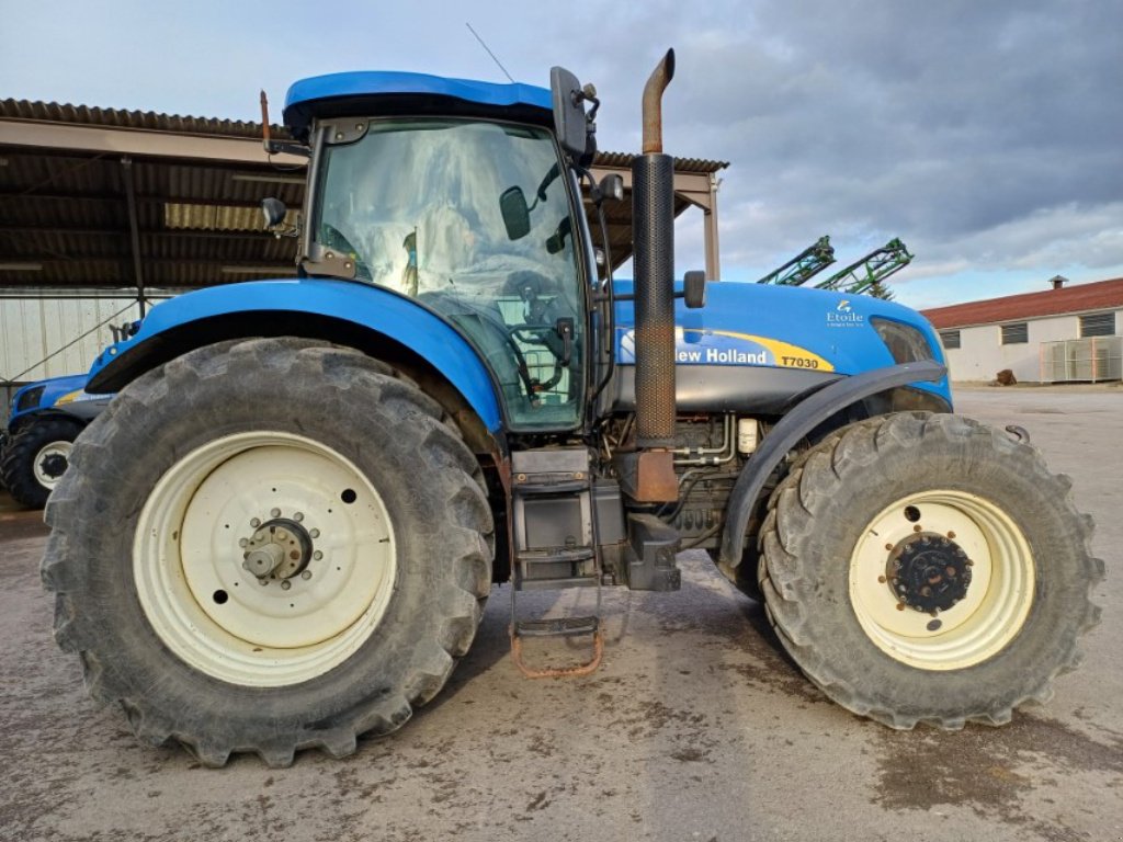 Traktor tip New Holland T7030, Gebrauchtmaschine in VERT TOULON (Poză 8)