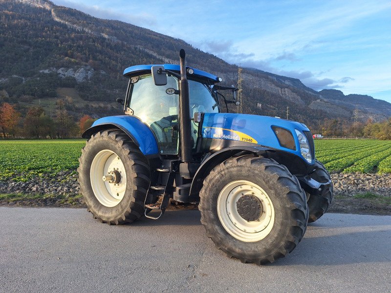 Traktor van het type New Holland T7040, Gebrauchtmaschine in Chur (Foto 1)