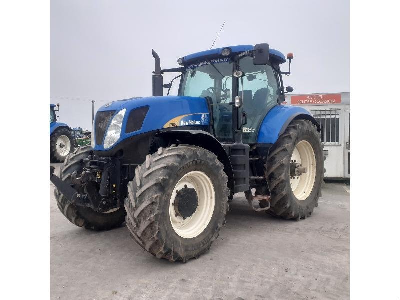 Traktor du type New Holland T7050, Gebrauchtmaschine en HERLIN LE SEC (Photo 1)