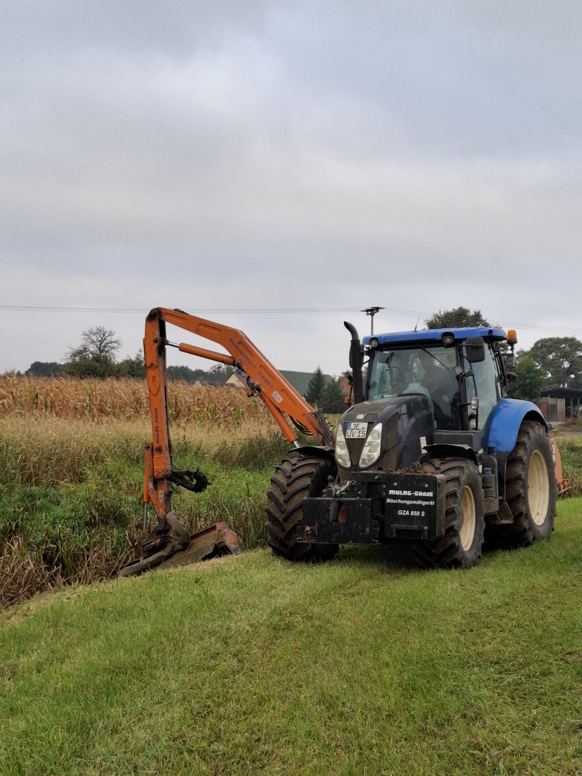 Traktor des Typs New Holland T7.170 mit Gödde Mähausleger GZA 850S, Gebrauchtmaschine in Jessen (Bild 1)