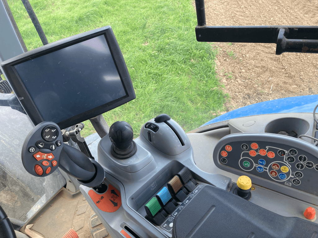 Traktor del tipo New Holland T7.175 AC T4B, Gebrauchtmaschine en TREMEUR (Imagen 4)