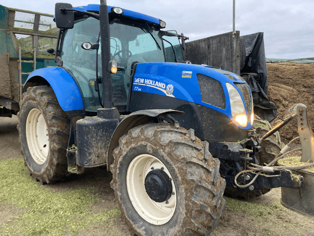 Traktor des Typs New Holland T7.185 RANGE COMMAND, Gebrauchtmaschine in TREMEUR (Bild 1)