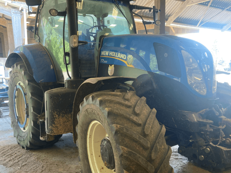 Traktor van het type New Holland T7.200 RANGE COMMAND, Gebrauchtmaschine in CINTHEAUX