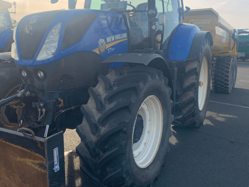 Traktor of the type New Holland T7.210 AC S5, Gebrauchtmaschine in TREMEUR (Picture 1)