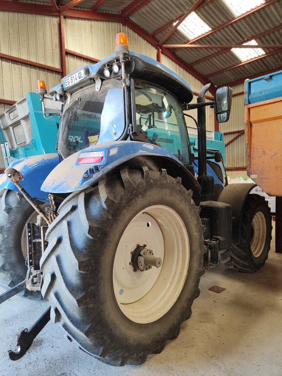 Traktor of the type New Holland T7.210 PC CLASSIC, Gebrauchtmaschine in Roches-sur-Marne (Picture 3)