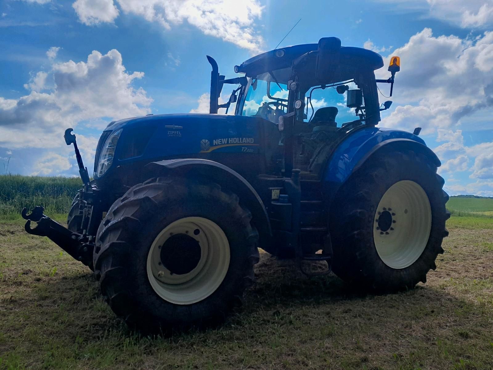 Traktor of the type New Holland T7.220 AC, Gebrauchtmaschine in Creglingen (Picture 1)