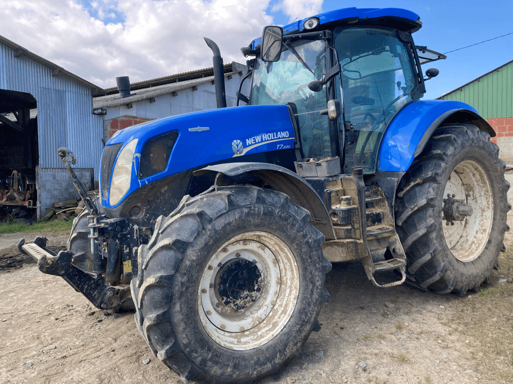 Traktor of the type New Holland T7.220 AUTOCOMMAND, Gebrauchtmaschine in TREMEUR (Picture 2)