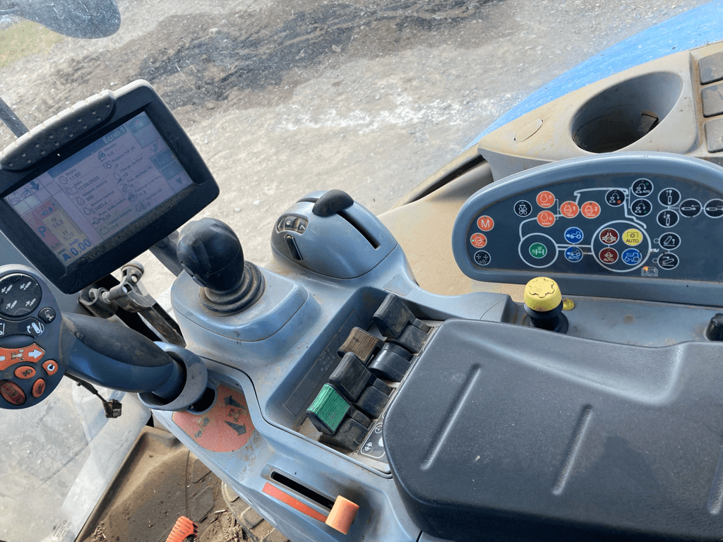 Traktor typu New Holland T7.220 AUTOCOMMAND, Gebrauchtmaschine w TREMEUR (Zdjęcie 5)