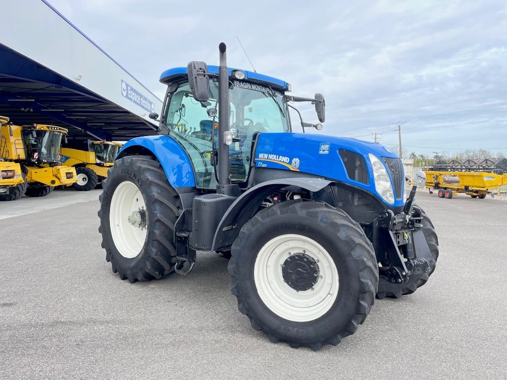 Traktor of the type New Holland T7.220 PC, Gebrauchtmaschine in Montauban (Picture 3)